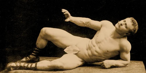 Eugen Sandow i klassisk antik grekisk-romersk pose med ett fikonlöv, ca 1894